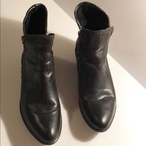 Gently used Steve Madden Chelsea bootie!